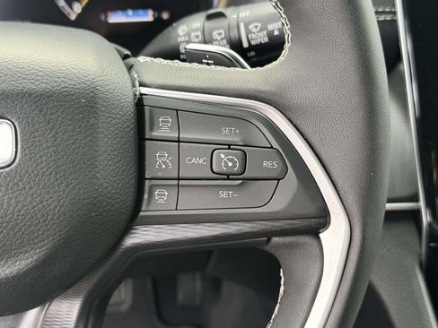 Used 2025 Jeep Grand Cherokee Altitude AWD/4WD image 24