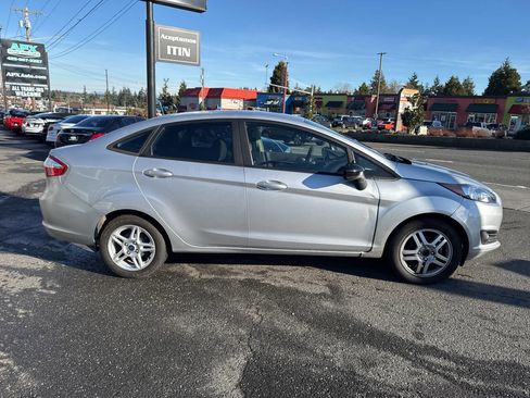 Used 2017 Ford Fiesta SE image 6