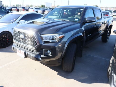 Used 2019 Toyota Tacoma TRD Sport image 4