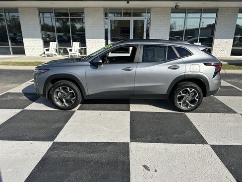 Used 2025 Chevrolet Trax LT image 1