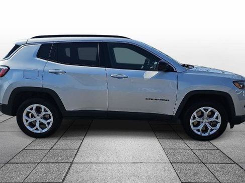 Used 2024 Jeep Compass Latitude AWD/4WD image 4
