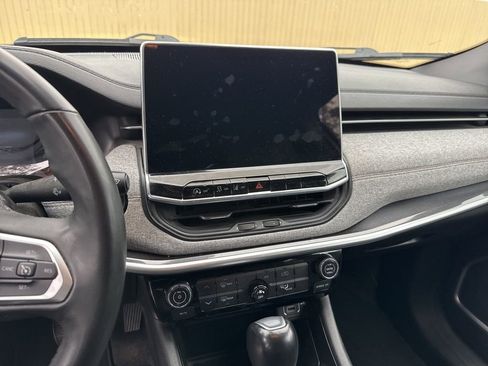 Used 2023 Jeep Compass Latitude image 12