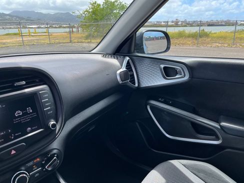 Used 2025 Kia Soul LX w/ LX Technology Package FWD image 30