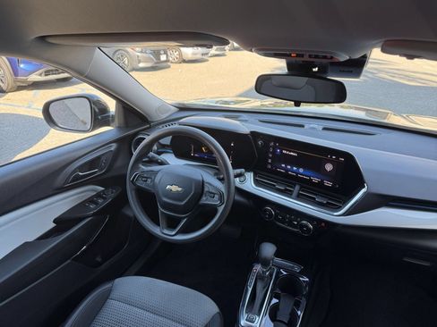 Used 2025 Chevrolet Trax LT FWD image 34