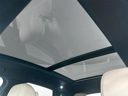 Certified 2022 Porsche Macan AWD/4WD image 35