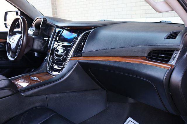 Used 2015 Cadillac Escalade Luxury AWD/4WD image 27