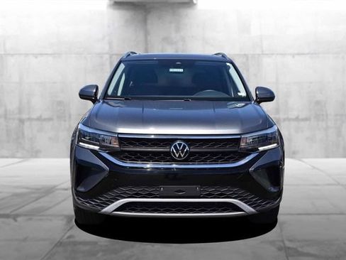 Certified 2023 Volkswagen Taos SE w/ Panoramic Sunroof Package AWD/4WD image 4
