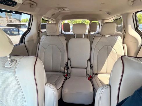 Used 2017 Chrysler Pacifica Limited w/ Advanced Safetytec Group FWD image 19