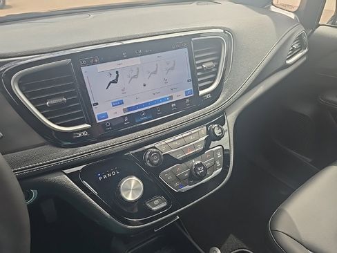 New 2025 Chrysler Pacifica Select image 11