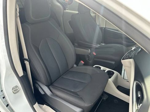 Used 2023 Chrysler Voyager LX FWD image 11