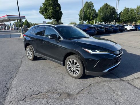 Used 2024 Toyota Venza XLE AWD/4WD image 7