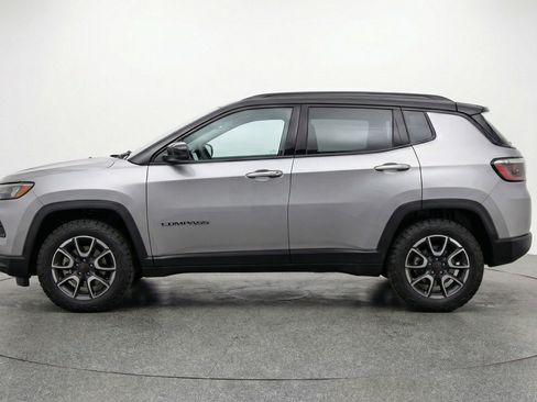 Used 2025 Jeep Compass Trailhawk AWD/4WD image 5