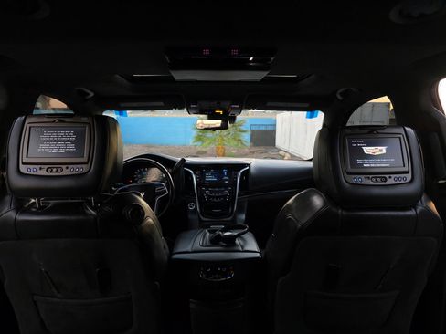 Used 2017 Cadillac Escalade Platinum image 18