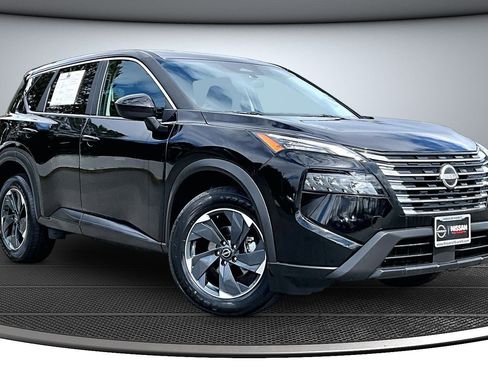 Used 2025 Nissan Rogue SV image 1