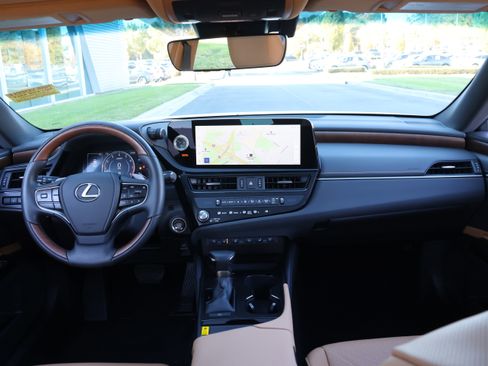 Used 2025 Lexus ES 350 Luxury w/ Technology Package image 16