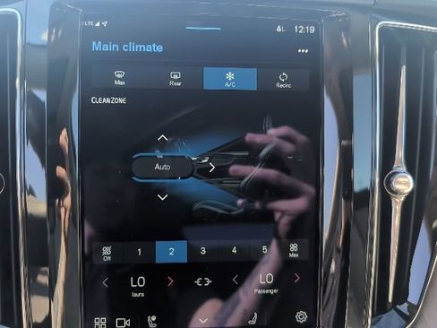 Used 2023 Volvo XC60 B5 Plus image 16