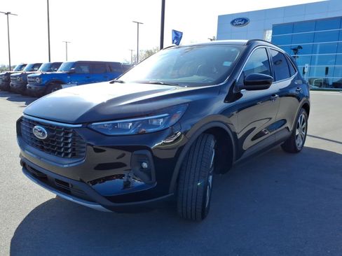 Certified 2025 Ford Escape Platinum w/ Class II Trailer Tow Package image 7