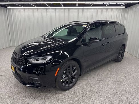 New 2026 Chrysler Pacifica Select image 3