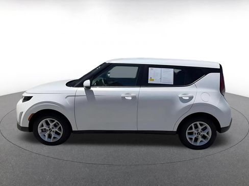 Used 2025 Kia Soul LX w/ LX Technology Package FWD image 9