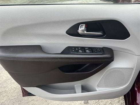 Certified 2021 Chrysler Pacifica Touring image 18