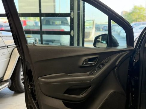 Used 2020 Chevrolet Trax LT w/ LT Convenience Package FWD image 8