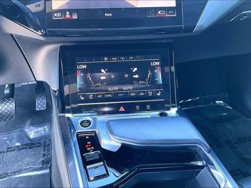 Used 2022 Audi e-tron Premium Plus w/ Premium Plus Package image 26