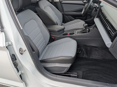Used 2025 Volkswagen Jetta SE w/ Sunroof Package FWD image 21