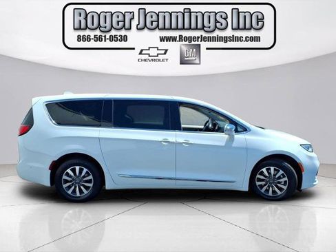 Used 2022 Chrysler Pacifica Limited FWD image 5