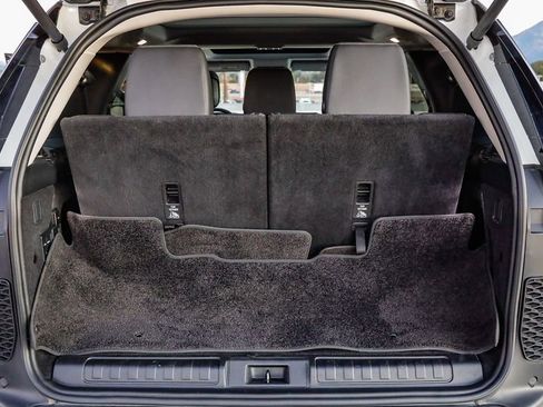 Used 2024 Land Rover Discovery S image 27