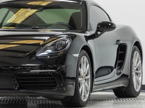 Used 2018 Porsche 718 Cayman RWD image 7
