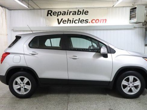 Used 2020 Chevrolet Trax LS FWD image 4
