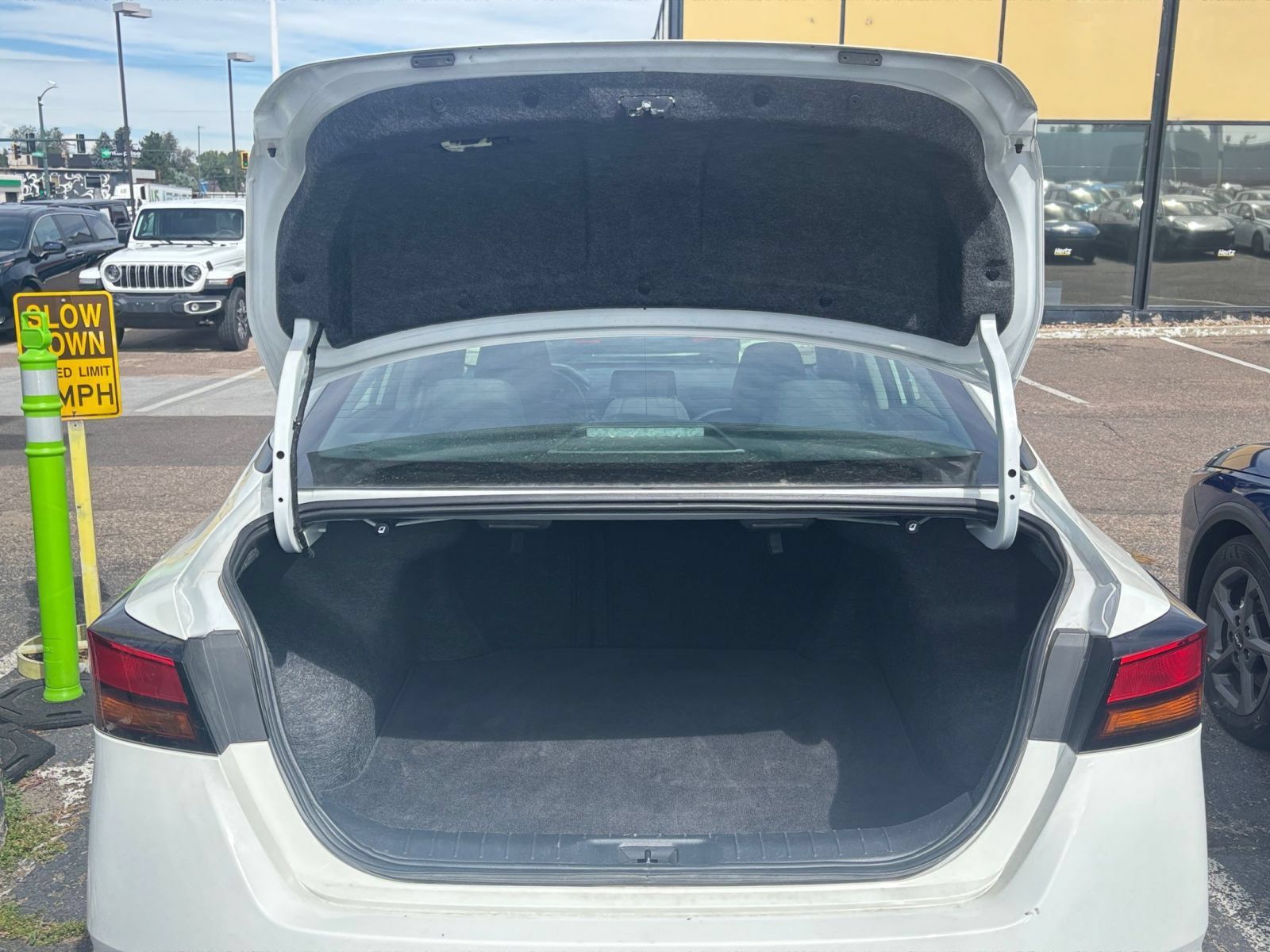 Used 2025 Nissan Altima 2.5 SV FWD image 28