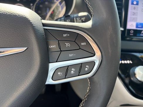 Used 2023 Chrysler Pacifica Touring-L FWD image 17