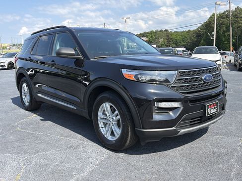 Used 2023 Ford Explorer XLT w/ Equipment Group 202A RWD image 3