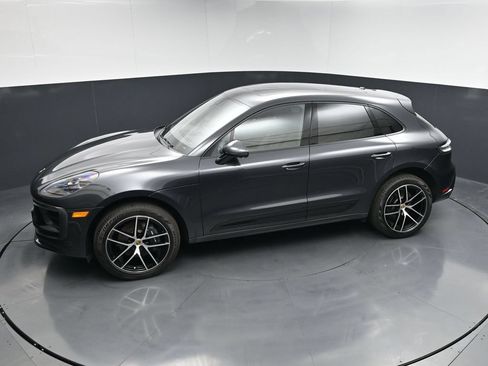 Certified 2025 Porsche Macan AWD/4WD image 17