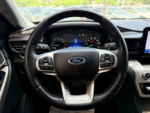 Used 2023 Ford Explorer XLT AWD/4WD image 11