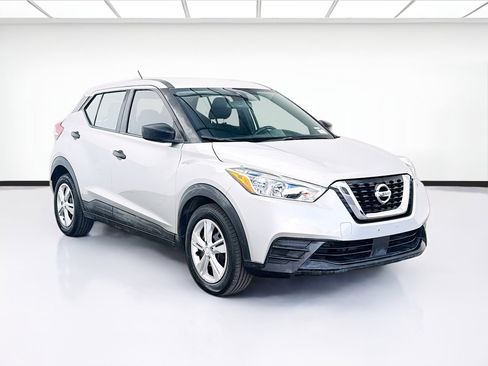 Used 2020 Nissan Kicks S image 3