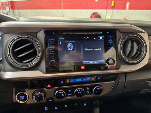 Used 2017 Toyota Tacoma Limited w/ Tow Package AWD/4WD image 28