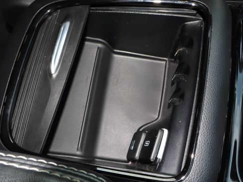 Used 2025 Chrysler Pacifica Limited FWD image 30