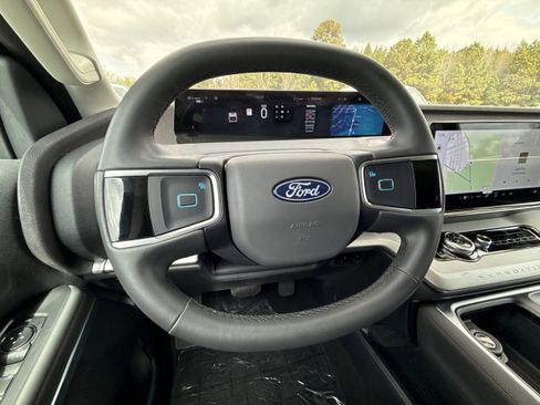 Used 2025 Ford Expedition Max Active AWD/4WD image 15