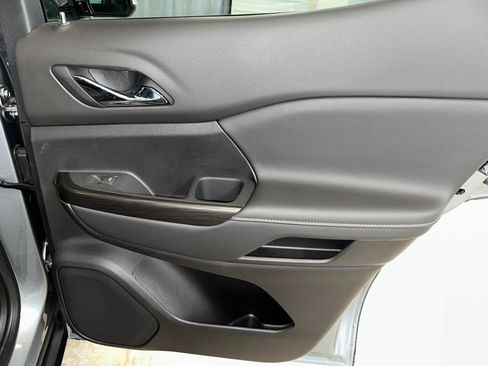 Certified 2023 GMC Acadia SLT w/ Preferred Package image 32