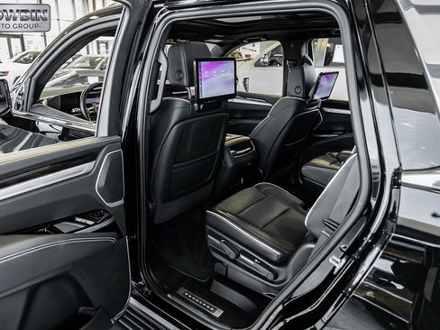 Used 2025 Cadillac Escalade Premium Luxury AWD/4WD image 37