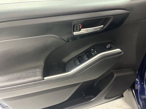 Used 2023 Toyota Highlander XLE image 6