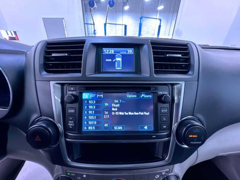Used 2013 Toyota Highlander SE image 24