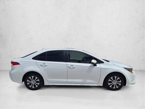 Used 2022 Toyota Corolla LE FWD image 4