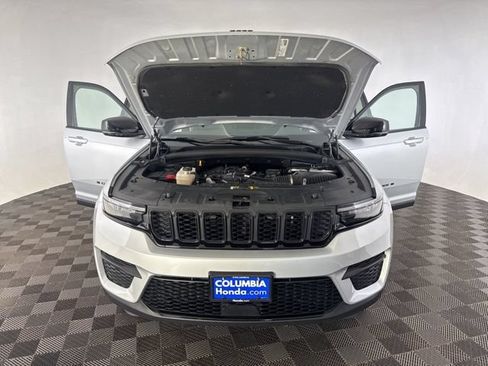 Used 2025 Jeep Grand Cherokee Altitude AWD/4WD image 15