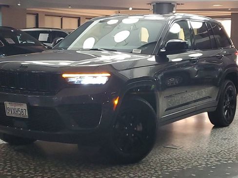 Used 2025 Jeep Grand Cherokee Altitude image 33