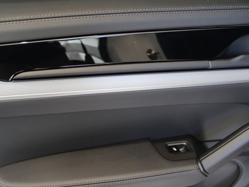 Certified 2025 Porsche Cayenne image 30