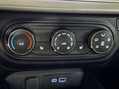 Used 2024 Chevrolet Trax LS w/ LS Convenience Package FWD image 20