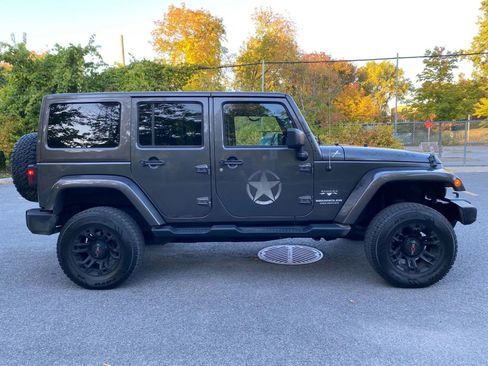 Used 2017 Jeep Wrangler Unlimited Sahara w/ Connectivity Group image 15